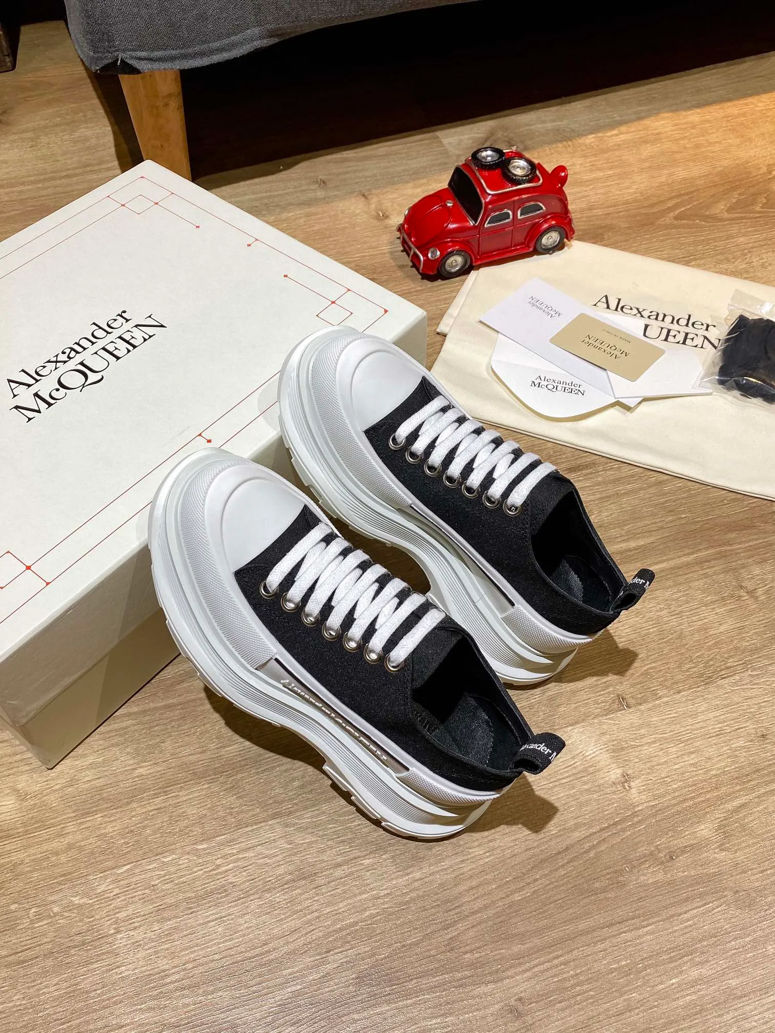 👟👟Ex-factory price 480👟👟 Women's Shoes Women's Clothing Women's Shoes Factory Alexander Mcqueen🚀🚀Couple's Style👫 MQ McQueen thick-soled platform shoes, the latest spring style in the counter, Xiaohongshu is popular. It is another casual shoe that increases height and makes you look slimmer. 😄 Don't choose any style. The heel height is 6.5 cm, which is equivalent to wearing a pair of high heels. It is inevitable to look thinner. Black and white are versatile. Pink looks younger. Several colors are very popular. Original order purchased from hk. Highest quality in the market. Popular product, 👍 Material: Genuine customized space Monica cloth. Goat leather lining. Private model T👟👟Ex-factory price. U multi-layer combination outsole. Standard code number. Comes with the latest packaging in the counter. Code number: 35-40 for women and 39-44 for men.